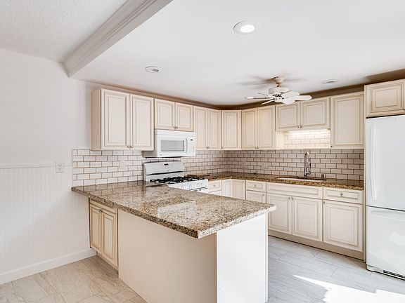 3rd image of 3201 Gardens East Drive #D