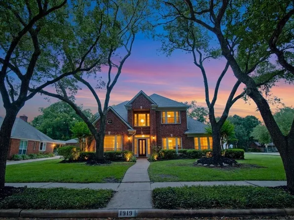 1919 Oakhurst Pkwy, Sugar Land, TX 77479