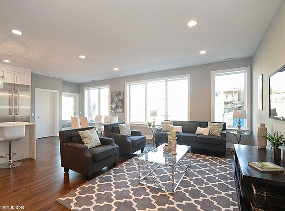 3rd image of 3914 N Damen Ave #304