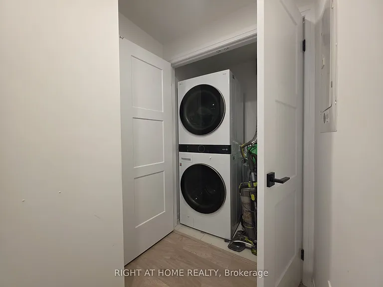 15 Kneeshaw Dr #405 — Photo 11