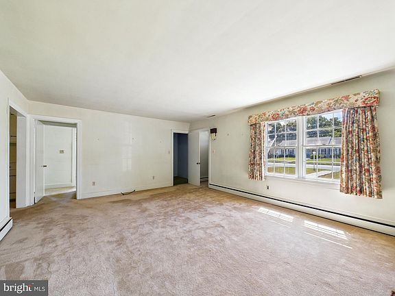 3rd image of 207 Bloomingdale Ave