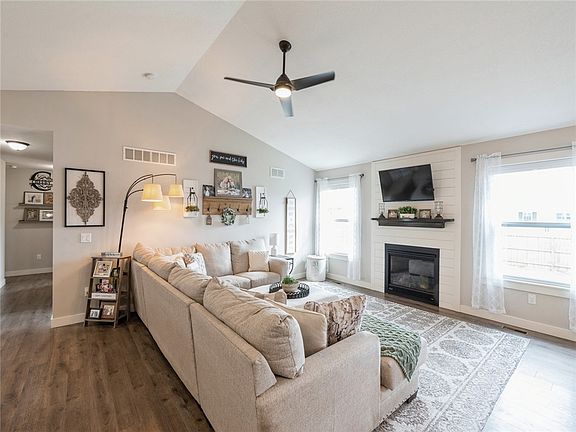 4th image of 400 W Meadow Dr