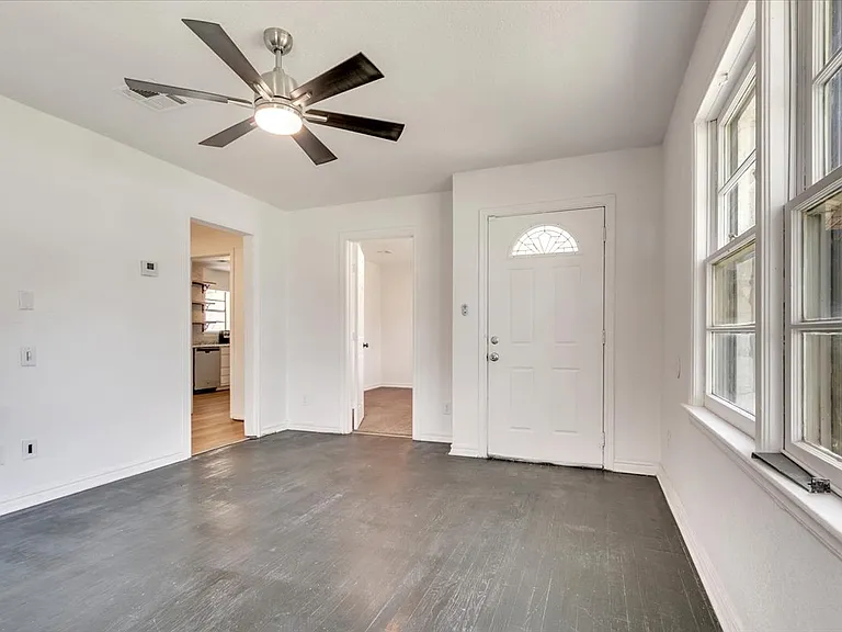 2116 Andover Ct — Photo 9