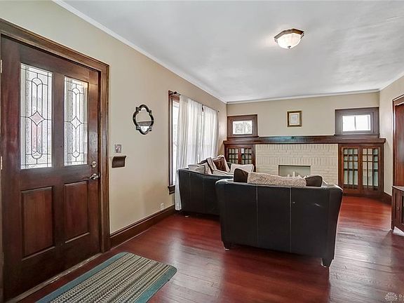 3rd image of 827 Bowen St