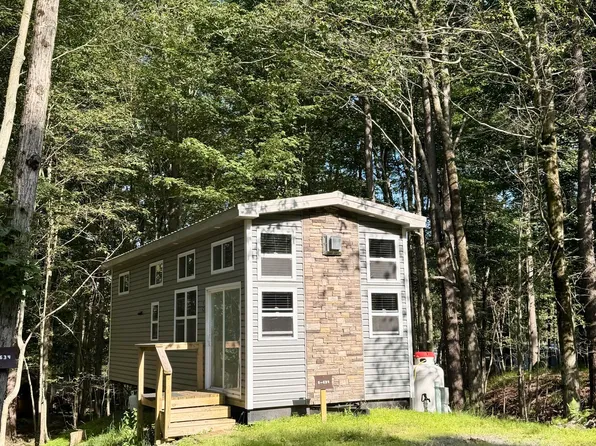 634 Swallow Ln, Gouldsboro, PA 18424