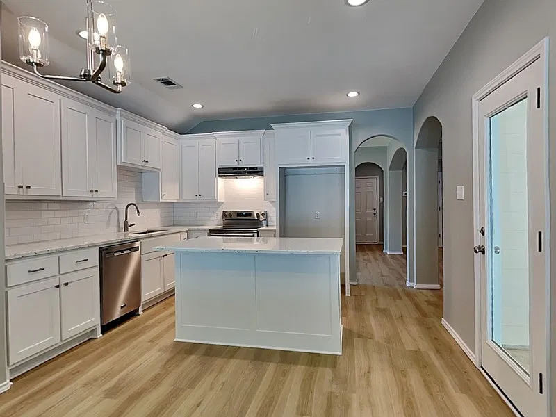 4 bed, 2.0 bath, 2131 sqft, $2,350 — Photo 4