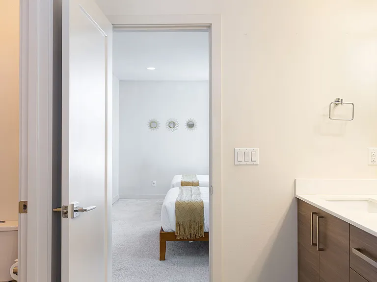 2308B Franklin Ave E — Photo 13