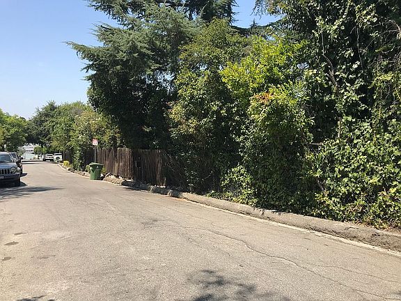 4th image of 3748 Berry Dr