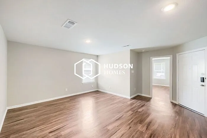 229 De Haven St #B — Photo 3