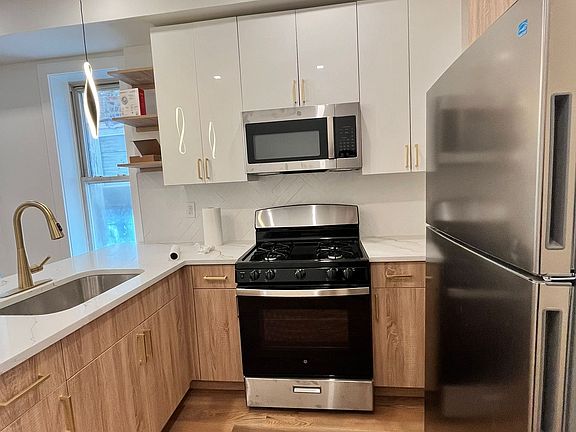 2nd image of 232 Van Horne St APT 3