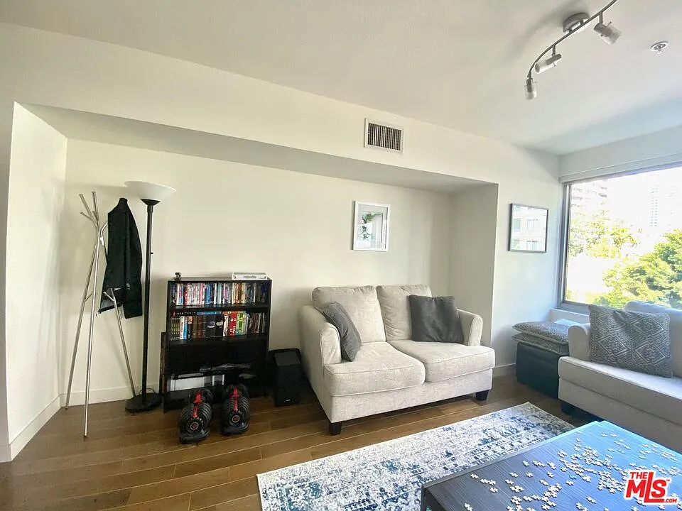 1 bed, 1.0 bath, 920 sqft, $2,700 — Photo 2