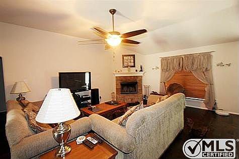 3rd image of 937 Sherry Ln