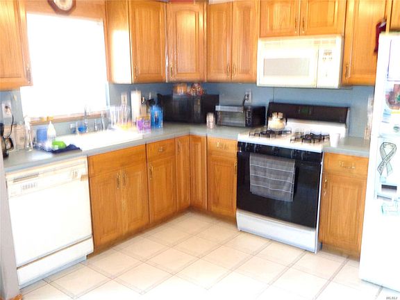 4th image of 104 W Court Dr