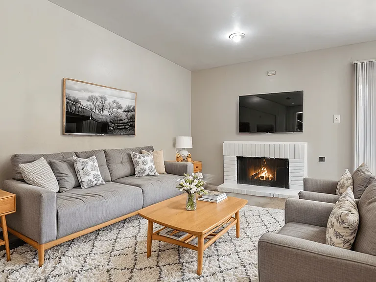 Regal Court Apartments — Photo 12