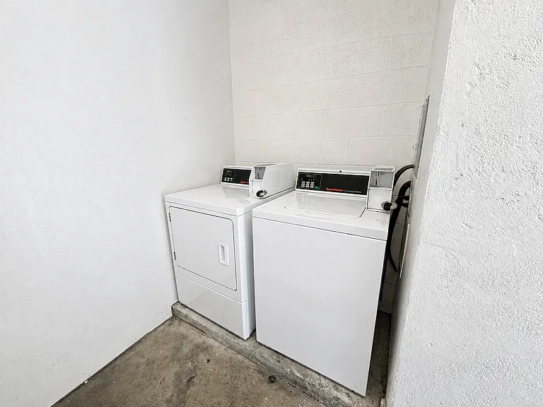 211 E Santa Paula St #B — Photo 4