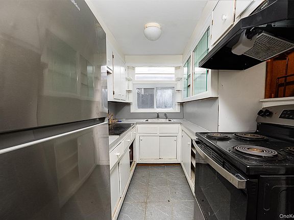 2nd image of 87 Vineyard Avenue