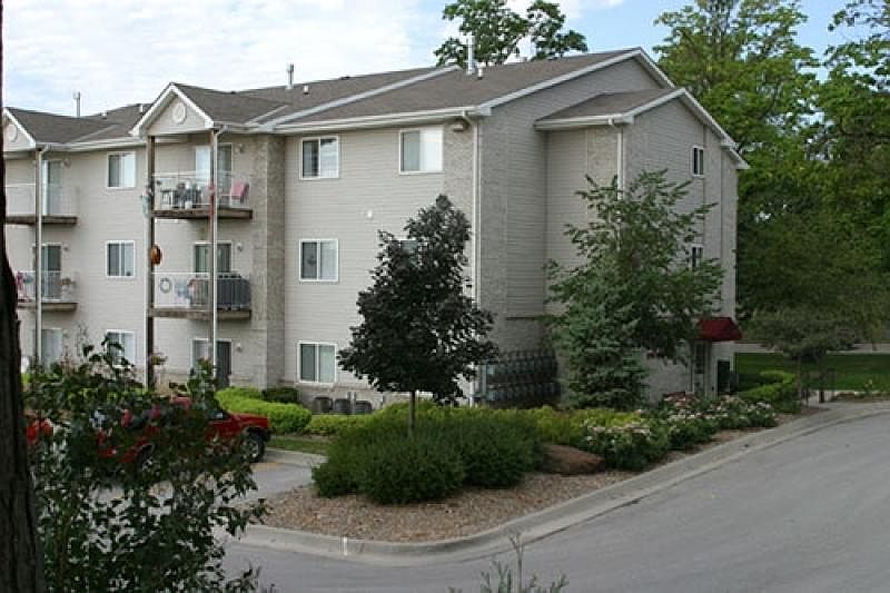 1st image of 7775 Park Dr #2