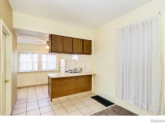 4th image of 350 E Cady St