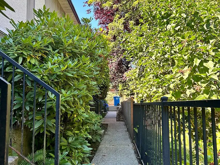 415 18th Ave E — Photo 13