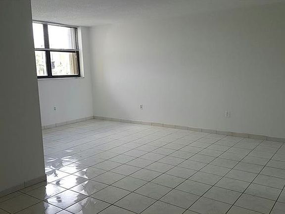 3rd image of 9440 W Flagler St APT 305