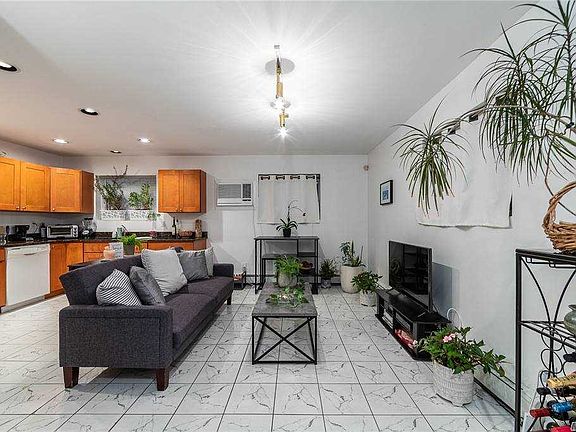 3rd image of 680 W Beech St #B