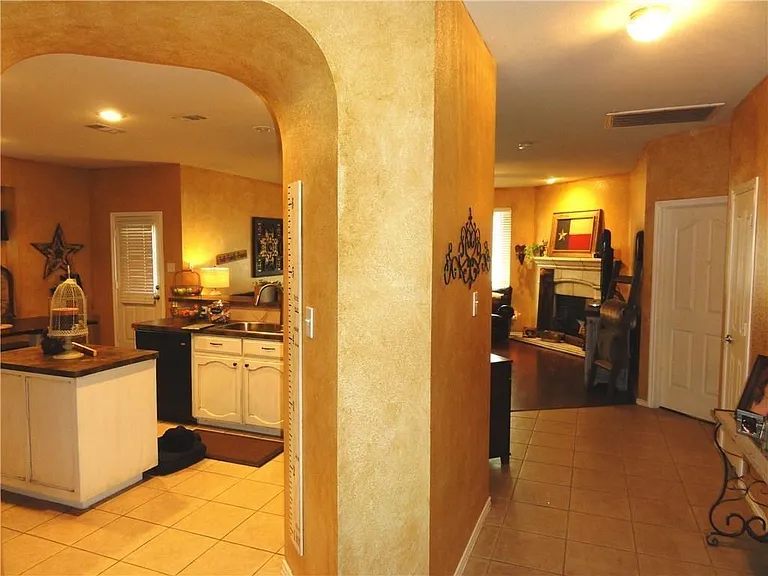4016 Petersburg Dr — Photo 6