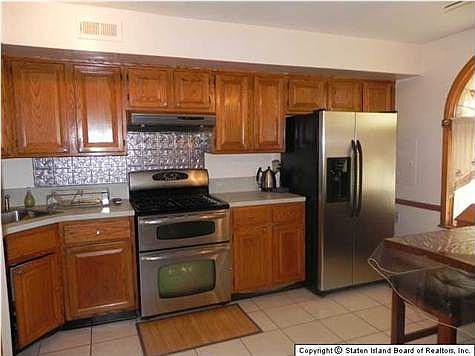 4th image of 295 Lamberts Ln