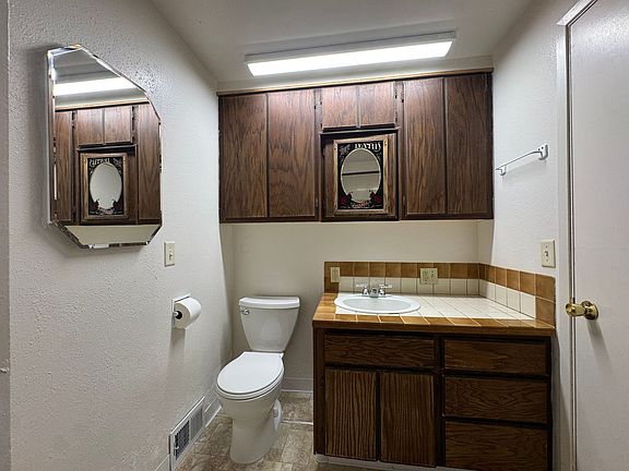 4th image of 1281 Underhill Ave