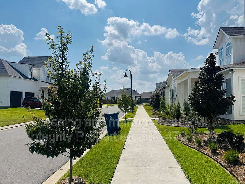3 bed, 2.0 bath, 1802 sqft, $2,400 — Photo 4