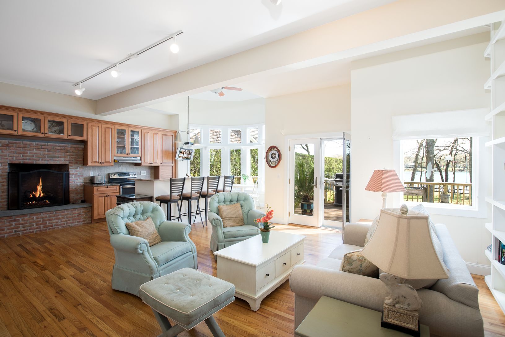  Open plan living with high ceilings
