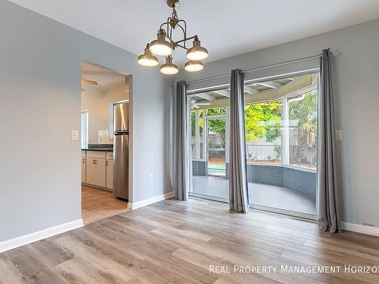 535 Oxford Dr — Photo 8