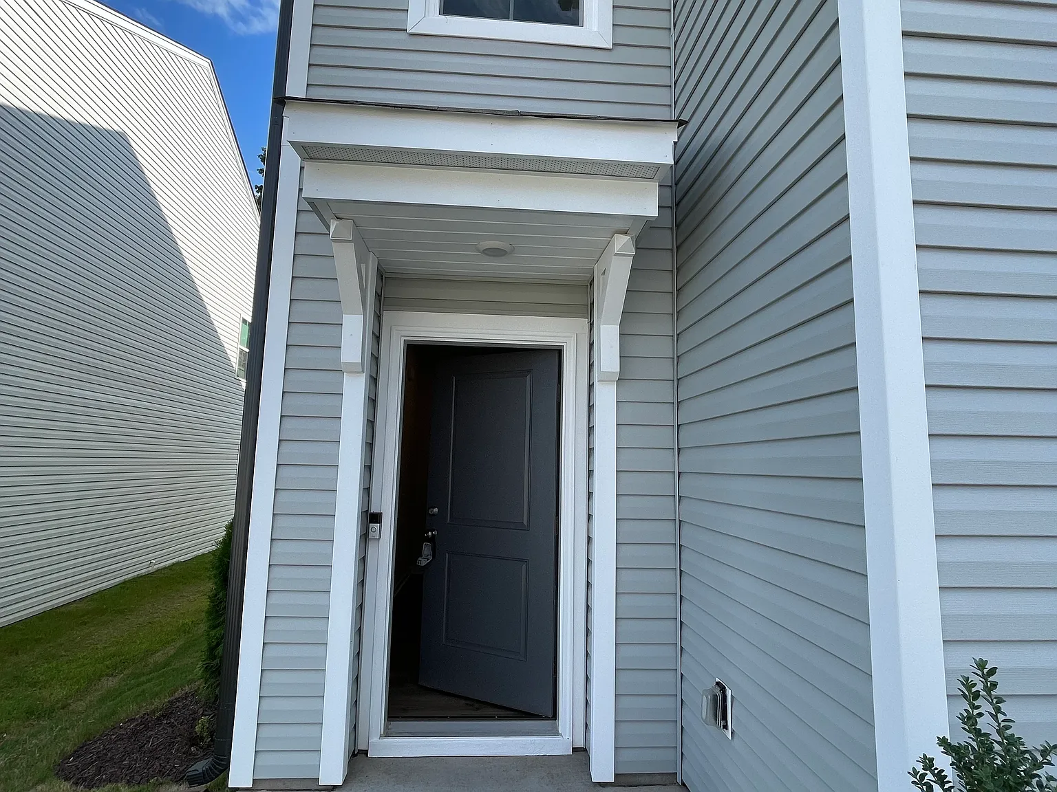 933 Falls Grove Trl — Photo 2