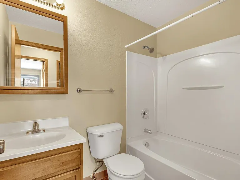 Karolyn Apartments — Photo 13