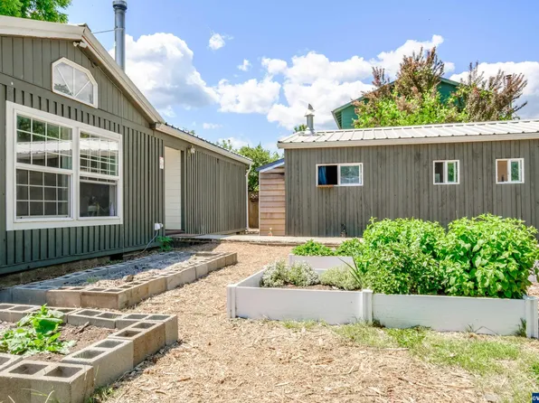 225 East Ave, Falls City, OR 97344