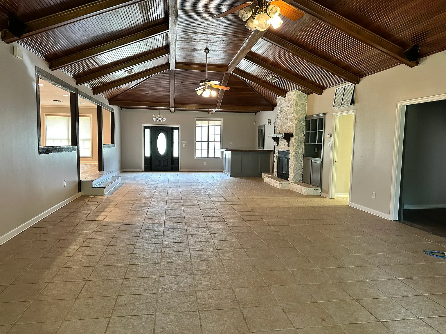 3 bed, 3425 sqft, $2,400 — Photo 1