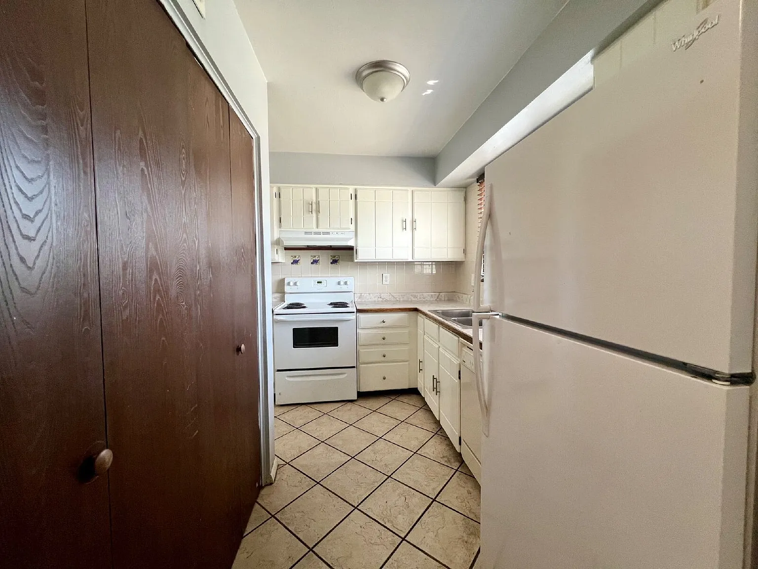 Charming 2bed/1.5 bath Townhome - Water Included — Photo 4