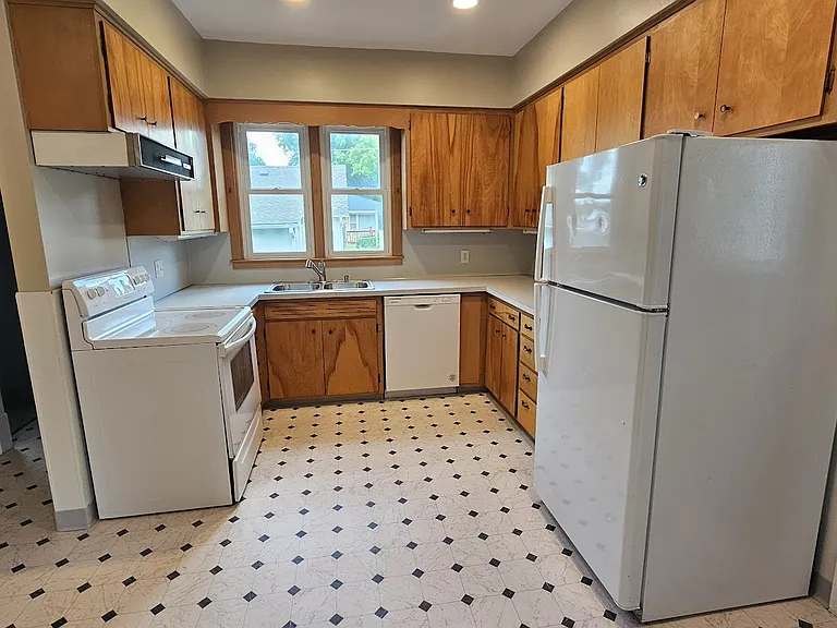 3302 Vinton St — Photo 6