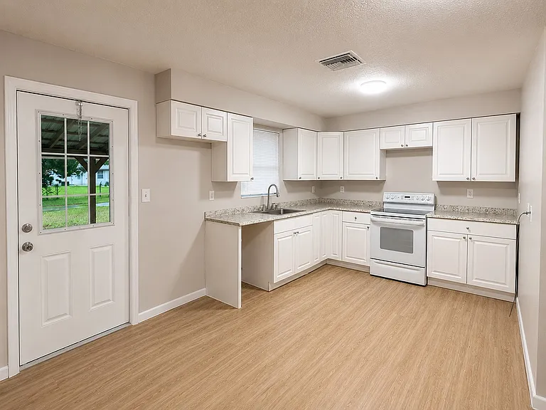 7919 NW 81st Ct — Photo 4