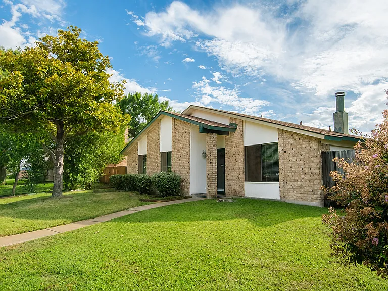 2513 Trailridge Dr — Photo 3