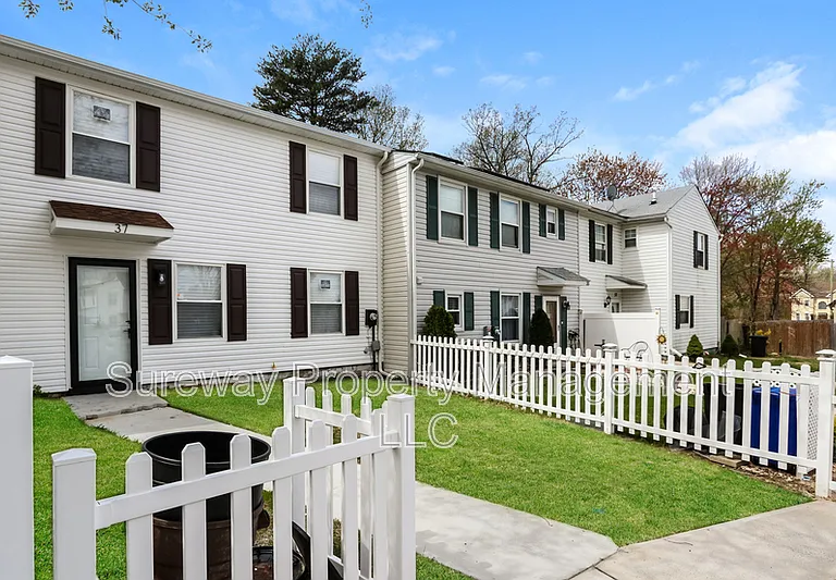 37 Berkshire Rd — Photo 3