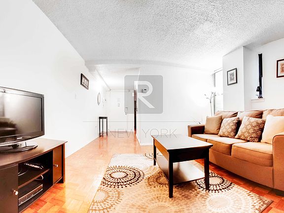 2nd image of 150 W 51st St APT 1527