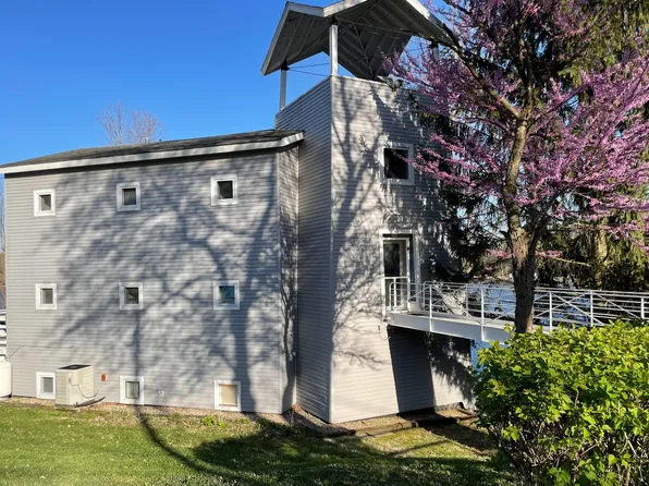 15657 Lakeview Dr, Buchanan, MI 49107