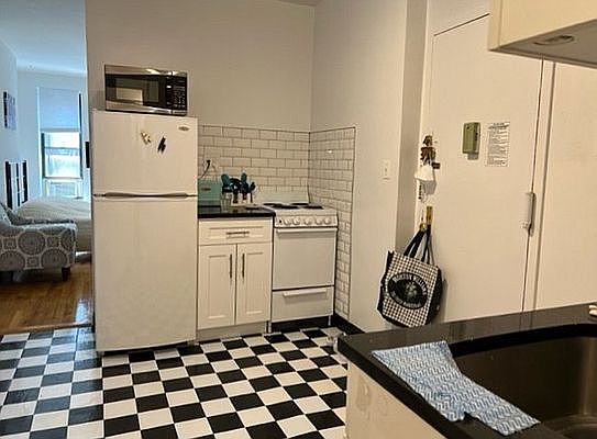 4th image of 422 E 73rd St APT 5C