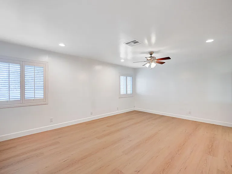 2916 W Oakey Blvd — Photo 14