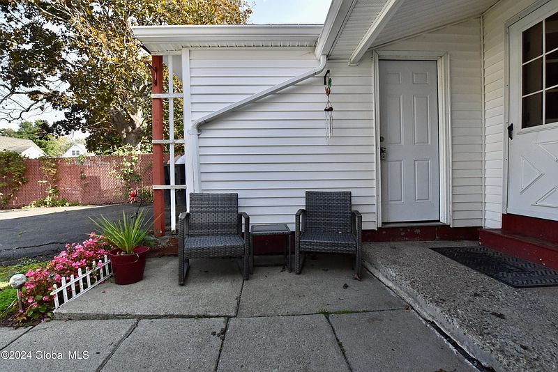 2nd image of 8 Dunham Street