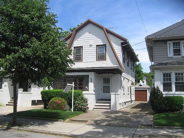 Detached 1 Family on 30 by 100 Lot!