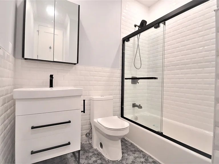 135 E 46th St #1 — Photo 4