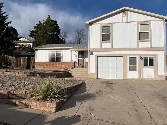 4 bed, 2400 sqft, $2,400 — Photo 2