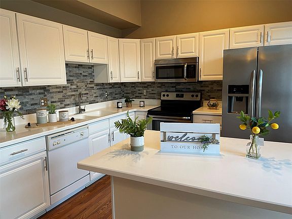 5th image of 924 Sandalwood Dr