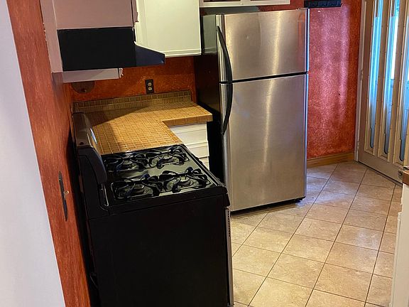 4th image of 308 E Wildey St